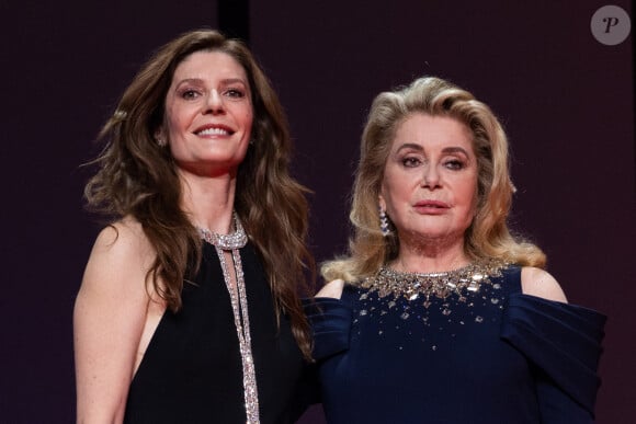 Très honorée de pouvoir se rendre sur la Croisette, elle rappelle qu'il est le "plus grand festival de cinéma du monde".
Chiara Mastroianni (maîtresse de cérémonie) et sa mère Catherine Deneuve - Cérémonie d'ouverture du 76ème Festival International du Film de Cannes, au Palais des Festivals à Cannes. Le 16 mai 2023. © Borde-Jacovides-Moreau / Bestimage 