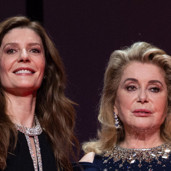 Très honorée de pouvoir se rendre sur la Croisette, elle rappelle qu'il est le "plus grand festival de cinéma du monde".
Chiara Mastroianni (maîtresse de cérémonie) et sa mère Catherine Deneuve - Cérémonie d'ouverture du 76ème Festival International du Film de Cannes, au Palais des Festivals à Cannes. Le 16 mai 2023. © Borde-Jacovides-Moreau / Bestimage 