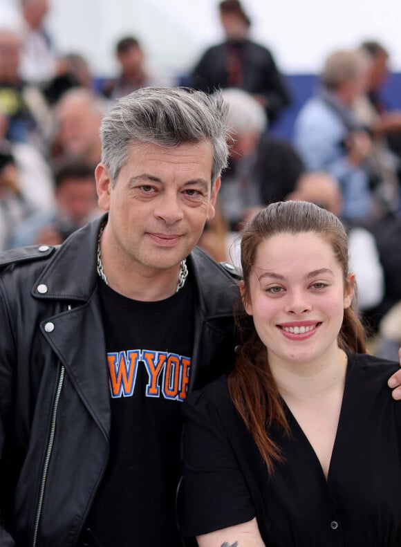 Chiara Mastroianni s'est confié au sujet de sa fille Anna dans "La Tribune du dimanche"
Benjamin Biolay et sa fille Anna Biolay au photocall de "Rosalie" lors du 76ème Festival International du Film de Cannes. © Jacovides/Moreau/Bestimage 