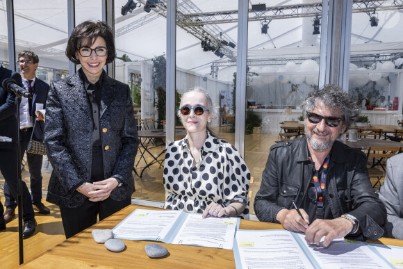 - nomination qui en a surpris plus d'un - enchaîne les engagements sur place.
Exclusif - Rachida Dati, ministre de la Culture, Delphine Ernotte Cunci, présidente de France Télévisions et Radu Mihaileanu - France Télévisions, le Blic, le Bloc et l'Arp ont signé en présence de la ministre de la Culture, un accord portant sur les années 2024-2028 à Cannes, France, le 17 mai 2024. © Olivier Borde/Bestimage