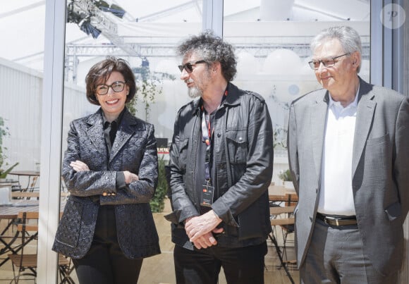 Rachida Dati, ministre de la Culture, Radu Mihaileanu et Victor Hadida, président du Blic - France Télévisions, le Blic, le Bloc et l'Arp ont signé en présence de la ministre de la Culture, un accord portant sur les années 2024-2028 à Cannes, France, le 17 mai 2024. © Jack Tribeca/Bestimage