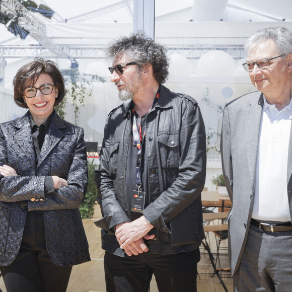 Rachida Dati, ministre de la Culture, Radu Mihaileanu et Victor Hadida, président du Blic - France Télévisions, le Blic, le Bloc et l'Arp ont signé en présence de la ministre de la Culture, un accord portant sur les années 2024-2028 à Cannes, France, le 17 mai 2024. © Jack Tribeca/Bestimage