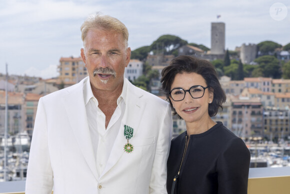 Kevin Costner et Rachida Dati - Kevin Costner reçoit la médaille de l'Ordre des Arts et des Lettres des mains de la ministre de la Culture, Rachida Dati au Salon des Ambassadeurs lors du 77ème Festival de Cannes au Palais des Festivals le 19 mai 2024. © Olivier Borde/Bestimage