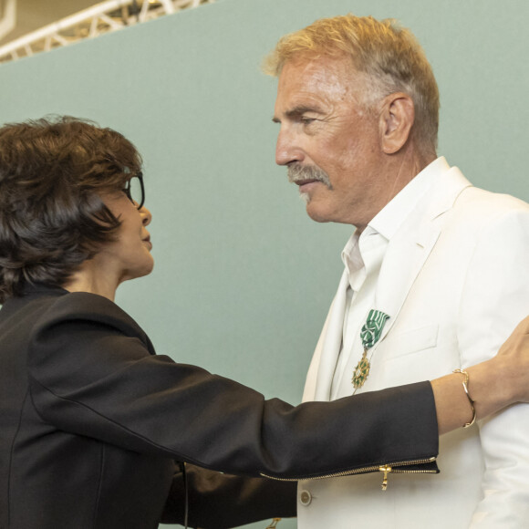 Kevin Costner et Rachida Dati - Kevin Costner reçoit la médaille de l'Ordre des Arts et des Lettres des mains de la ministre de la Culture, Rachida Dati au Salon des Ambassadeurs lors du 77ème Festival de Cannes au Palais des Festivals le 19 mai 2024. © Olivier Borde/Bestimage