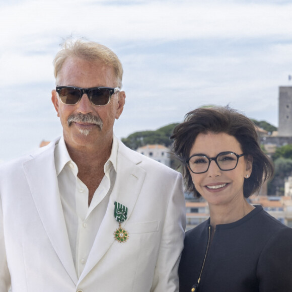 Kevin Costner et Rachida Dati - Kevin Costner reçoit la médaille de l'Ordre des Arts et des Lettres des mains de la ministre de la Culture, Rachida Dati au Salon des Ambassadeurs lors du 77ème Festival de Cannes au Palais des Festivals le 19 mai 2024. © Olivier Borde/Bestimage  Kevin Costner receives the Ordre des Arts et des Lettres medal from Minister of Culture Rachida Dati at the Salon des Ambassadeurs during the 77th Cannes Film Festival at the Palais des Festivals on May 19, 2024. 