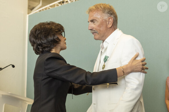 Kevin Costner et Rachida Dati - Kevin Costner reçoit la médaille de l'Ordre des Arts et des Lettres des mains de la ministre de la Culture, Rachida Dati au Salon des Ambassadeurs lors du 77ème Festival de Cannes au Palais des Festivals le 19 mai 2024. © Olivier Borde/Bestimage  Kevin Costner receives the Ordre des Arts et des Lettres medal from Minister of Culture Rachida Dati at the Salon des Ambassadeurs during the 77th Cannes Film Festival at the Palais des Festivals on May 19, 2024. 