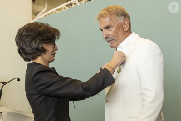 Kevin Costner et Rachida Dati - Kevin Costner reçoit la médaille de l'Ordre des Arts et des Lettres des mains de la ministre de la Culture, Rachida Dati au Salon des Ambassadeurs lors du 77ème Festival de Cannes au Palais des Festivals le 19 mai 2024. © Olivier Borde/Bestimage  Kevin Costner receives the Ordre des Arts et des Lettres medal from Minister of Culture Rachida Dati at the Salon des Ambassadeurs during the 77th Cannes Film Festival at the Palais des Festivals on May 19, 2024. 