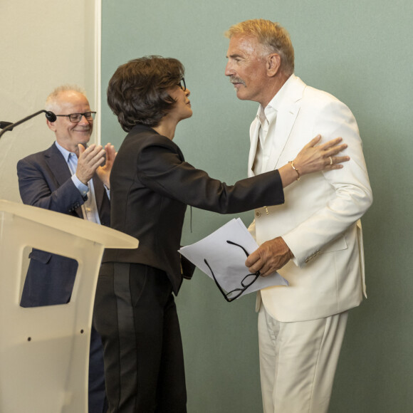Rachida Dati, Thierry Frémaux (délégué général du festival de Cannes), Kevin Costner, Iris Knobloch (présidente du festival de Cannes) - Kevin Costner reçoit la médaille de l'Ordre des Arts et des Lettres des mains de la ministre de la Culture, Rachida Dati au Salon des Ambassadeurs lors du 77ème Festival de Cannes au Palais des Festivals le 19 mai 2024. © Olivier Borde/Bestimage  Kevin Costner receives the Ordre des Arts et des Lettres medal from Minister of Culture Rachida Dati at the Salon des Ambassadeurs during the 77th Cannes Film Festival at the Palais des Festivals on May 19, 2024. 
