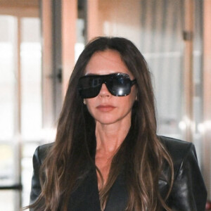 Le matin, l'ancienne des stars des Spice Girls se lève à cinq heures et demi pour faire du sport. 
Exclusif - Victoria Beckham arrive à l'aéroport JFK à New York sous la pluie, le 20 mai 2023. 