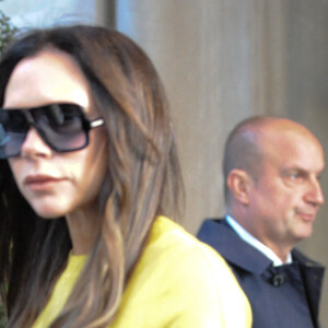 Exclusif - Victoria Beckham à New York City, New York, Etats-Unis, le 18 mai 2023. La créatrice britannique portait une pochette, un chemisier jaune, un pantalon en jean et des talons. 