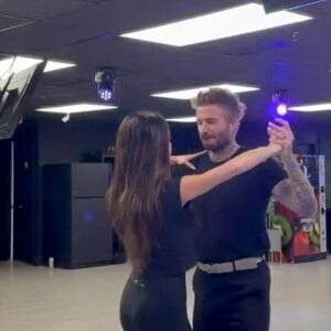 Victoria Beckham a partagé des images inédites de son époux David Beckham en plein cours de salsa lors d'une vidéo postée sur les réseaux sociaux le 4 avril 2023. 