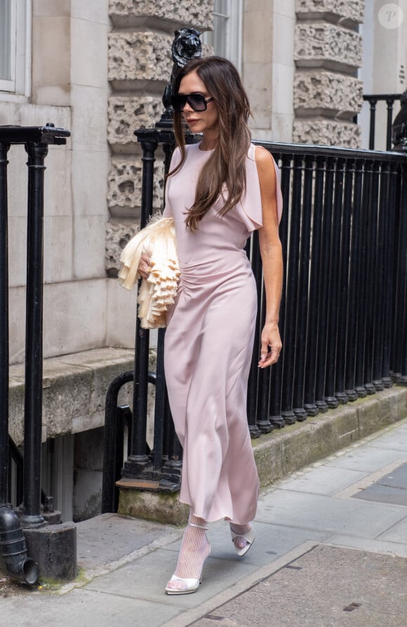 Exclusif - Victoria Beckham à la sortie de la boutique de sa marque de vêtements à Londres. Le 23 mars 2023 