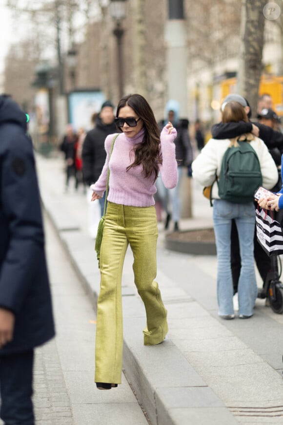 Exclusif - Victoria Beckham sort de chez Sephora sur les Champs-Élysées pendant la fashion week le 4 mars 2023. © Tiziano da Silva / Pierre Perusseau / Bestimage 