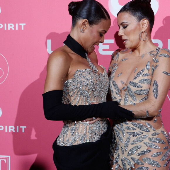 Les deux femmes étaient toutefois trop proches
Christina Milian et Eva Longoria, victime d'un incident de tenue, se retrouvent accrochées quelques secondes à cause de leurs robes - Soirée de Gala "Global Gift" à la plage la Môme lors du 77ème Festival International du Film de Cannes le 19 mai 2024. © Christophe Clovis / Bestimage