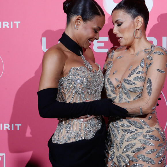 Christina Milian et Eva Longoria, victime d'un incident de tenue, se retrouvent accrochées quelques secondes à cause de leurs robes - Soirée de Gala "Global Gift" à la plage la Môme lors du 77ème Festival International du Film de Cannes le 19 mai 2024. © Christophe Clovis / Bestimage