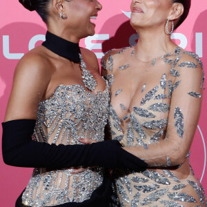 Christina Milian et Eva Longoria, victime d'un incident de tenue, se retrouvent accrochées quelques secondes à cause de leurs robes - Soirée de Gala "Global Gift" à la plage la Môme lors du 77ème Festival International du Film de Cannes le 19 mai 2024. © Christophe Clovis / Bestimage