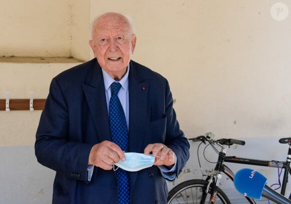 Jean-Claude Gaudin maire sortant vote pour le deuxième tour des élections municipales bureau 806 de l'école Jean Mermoz dans le 8 ème arrondissement de Marseille le 28 juin 2020. © Patrick Carpentier / bestimage