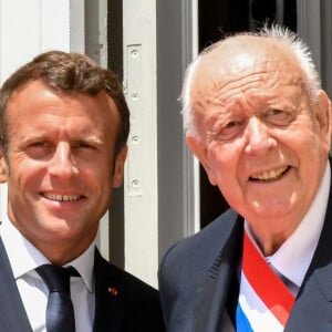 "Jean-Claude Gaudin n'est plus. Il était Marseille faite homme", a écrit Emmanuel Macron
 
Emmanuel Macron, le président de la République française, et Jean Claude Gaudin, le maire de Marseille, durant le Sommet des deux rives, Forum de la Méditerranée organisé au Palais du Pharo à Marseille le 24 juin 2019. © Bruno Bebert / Bestimage