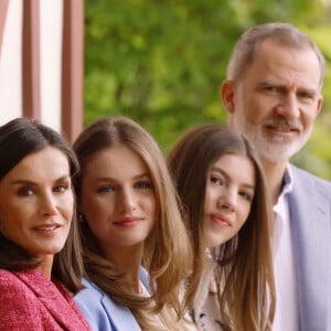 Et désormais, ils ont créé une grande famille ! 
Le roi Felipe d'Espagne, la reine Letizia, leurs filles la princesse Leonor et la princesse Sofia posent à l'occasion de leur 20 ème anniversaire de mariage - Madrid le 17 mai 2024 © Casa de S.M. El Rey / Bestimage 