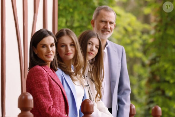 Et désormais, ils ont créé une grande famille ! 
Le roi Felipe d'Espagne, la reine Letizia, leurs filles la princesse Leonor et la princesse Sofia posent à l'occasion de leur 20 ème anniversaire de mariage - Madrid le 17 mai 2024 © Casa de S.M. El Rey / Bestimage 