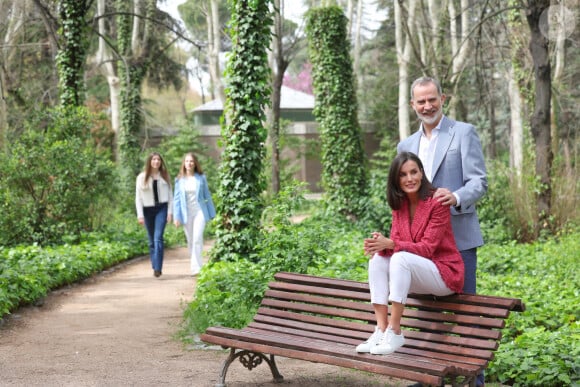 Le roi Felipe d'Espagne, la reine Letizia, leurs filles la princesse Leonor et la princesse Sofia posent à l'occasion de leur 20 ème anniversaire de mariage - Madrid © Casa de S.M. El Rey / Bestimage