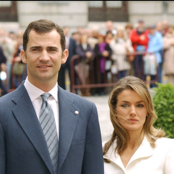 Ils avaient prévu leur mariage à Madrid mais rien ne s'est passé comme prévu ! 
Le prince Felipe et sa fiancée Letizia Ortiz sont reçus et honorés par le maire de la ville de Madrid avant leur mariage.