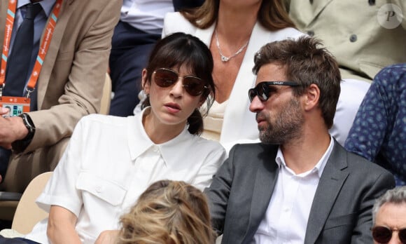 Nolwenn Leroy et son compagnon Arnaud Clément dans les tribunes lors des Internationaux de France de Tennis de Roland Garros 2022. Paris, le 5 juin 2022. © Dominique Jacovides/Bestimage