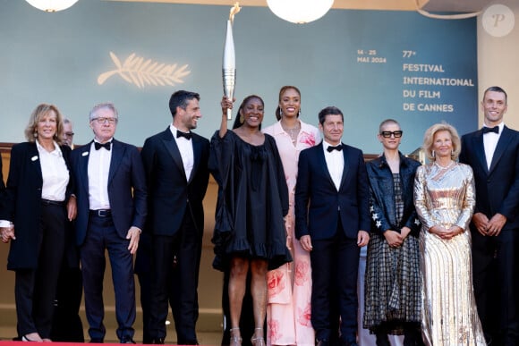 Une sacrée soirée, également marquée par l'arrivée de la flamme olympique.
Thierry Rey, Tony Estanguet, Marie-Josée Perec et la flamme olympique, Iliana Rupert, David Lisnard, Marie Patouillet, Iris Knobloch, Alexis Hanquinquant - Montée des marches du film " Marcello Mio " lors du 77ème Festival International du Film de Cannes, au Palais des Festivals à Cannes. Le 21 mai 2024 © Jacovides-Moreau / Bestimage