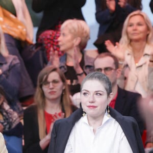 Exclusif - Claude Lelouch, Emilie Dequenne sur le plateau de l'émisson "C à vous" lors du 77ème Festival International du Film de Cannes le 15 mai 2024. L’année dernière, en octobre, Émilie Dequenne a annoncé sur son compte Instagram être atteinte d’un « cancer rare ». Malgré les craintes, six mois plus tard, elle a révélé être en rémission complète. Cette bonne nouvelle, elle l’avait partagée en avril 2024 sur son compte Instagram également. À cette occasion, elle a révélé sa « nouvelle coiffure » présentant des cheveux très courts et gris. Après cette bataille contre la maladie, Émilie Dequenne est revenue plus forte que jamais et l’a démontré en montant les marches. © Jack Tribeca / Bestimage  No Web - Belgique et Suissee 