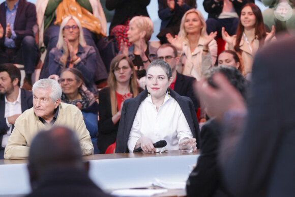 Exclusif - Claude Lelouch, Emilie Dequenne sur le plateau de l'émisson "C à vous" lors du 77ème Festival International du Film de Cannes le 15 mai 2024. L’année dernière, en octobre, Émilie Dequenne a annoncé sur son compte Instagram être atteinte d’un « cancer rare ». Malgré les craintes, six mois plus tard, elle a révélé être en rémission complète. Cette bonne nouvelle, elle l’avait partagée en avril 2024 sur son compte Instagram également. À cette occasion, elle a révélé sa « nouvelle coiffure » présentant des cheveux très courts et gris. Après cette bataille contre la maladie, Émilie Dequenne est revenue plus forte que jamais et l’a démontré en montant les marches. © Jack Tribeca / Bestimage  No Web - Belgique et Suissee 