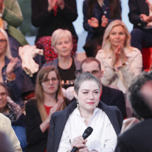 Exclusif - Claude Lelouch, Emilie Dequenne sur le plateau de l'émisson "C à vous" lors du 77ème Festival International du Film de Cannes le 15 mai 2024. L’année dernière, en octobre, Émilie Dequenne a annoncé sur son compte Instagram être atteinte d’un « cancer rare ». Malgré les craintes, six mois plus tard, elle a révélé être en rémission complète. Cette bonne nouvelle, elle l’avait partagée en avril 2024 sur son compte Instagram également. À cette occasion, elle a révélé sa « nouvelle coiffure » présentant des cheveux très courts et gris. Après cette bataille contre la maladie, Émilie Dequenne est revenue plus forte que jamais et l’a démontré en montant les marches. © Jack Tribeca / Bestimage  No Web - Belgique et Suissee 