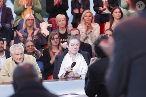 Exclusif - Claude Lelouch, Emilie Dequenne sur le plateau de l'émisson "C à vous" lors du 77ème Festival International du Film de Cannes le 15 mai 2024. L’année dernière, en octobre, Émilie Dequenne a annoncé sur son compte Instagram être atteinte d’un « cancer rare ». Malgré les craintes, six mois plus tard, elle a révélé être en rémission complète. Cette bonne nouvelle, elle l’avait partagée en avril 2024 sur son compte Instagram également. À cette occasion, elle a révélé sa « nouvelle coiffure » présentant des cheveux très courts et gris. Après cette bataille contre la maladie, Émilie Dequenne est revenue plus forte que jamais et l’a démontré en montant les marches. © Jack Tribeca / Bestimage  No Web - Belgique et Suissee 