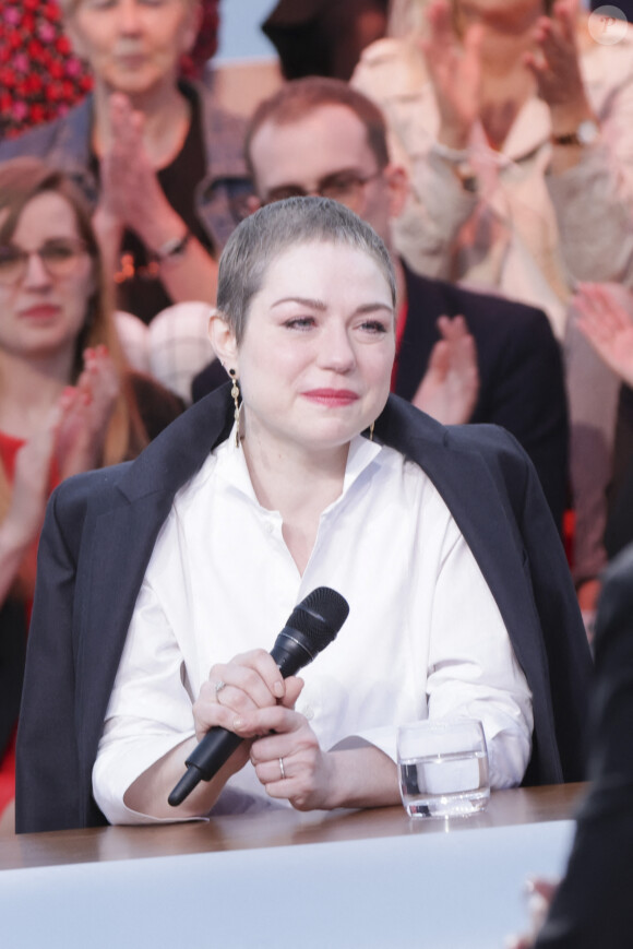 Exclusif - Emilie Dequenne sur le plateau de l'émisson "C à vous" lors du 77ème Festival International du Film de Cannes le 15 mai 2024. L’année dernière, en octobre, Émilie Dequenne a annoncé sur son compte Instagram être atteinte d’un « cancer rare ». Malgré les craintes, six mois plus tard, elle a révélé être en rémission complète. Cette bonne nouvelle, elle l’avait partagée en avril 2024 sur son compte Instagram également. À cette occasion, elle a révélé sa « nouvelle coiffure » présentant des cheveux très courts et gris. Après cette bataille contre la maladie, Émilie Dequenne est revenue plus forte que jamais et l’a démontré en montant les marches. © Jack Tribeca / Bestimage  No Web - Belgique et Suisse 