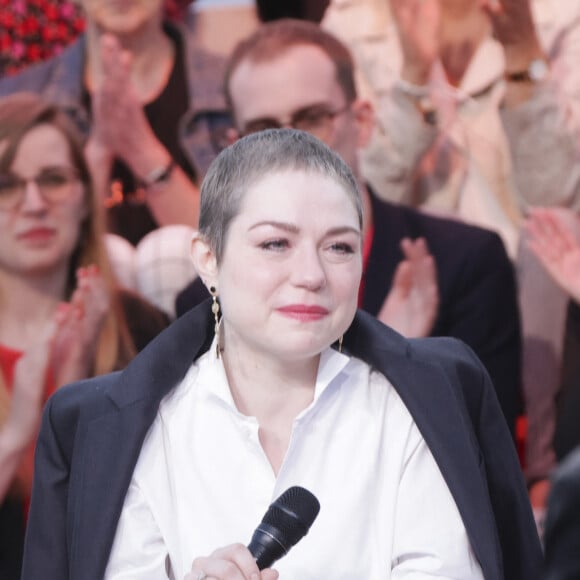 Exclusif - Emilie Dequenne sur le plateau de l'émisson "C à vous" lors du 77ème Festival International du Film de Cannes le 15 mai 2024. L’année dernière, en octobre, Émilie Dequenne a annoncé sur son compte Instagram être atteinte d’un « cancer rare ». Malgré les craintes, six mois plus tard, elle a révélé être en rémission complète. Cette bonne nouvelle, elle l’avait partagée en avril 2024 sur son compte Instagram également. À cette occasion, elle a révélé sa « nouvelle coiffure » présentant des cheveux très courts et gris. Après cette bataille contre la maladie, Émilie Dequenne est revenue plus forte que jamais et l’a démontré en montant les marches. © Jack Tribeca / Bestimage  No Web - Belgique et Suisse 