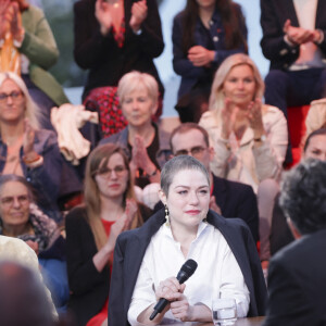 Exclusif - Claude Lelouch, Emilie Dequenne sur le plateau de l'émisson "C à vous" lors du 77ème Festival International du Film de Cannes le 15 mai 2024. L’année dernière, en octobre, Émilie Dequenne a annoncé sur son compte Instagram être atteinte d’un « cancer rare ». Malgré les craintes, six mois plus tard, elle a révélé être en rémission complète. Cette bonne nouvelle, elle l’avait partagée en avril 2024 sur son compte Instagram également. À cette occasion, elle a révélé sa « nouvelle coiffure » présentant des cheveux très courts et gris. Après cette bataille contre la maladie, Émilie Dequenne est revenue plus forte que jamais et l’a démontré en montant les marches. © Jack Tribeca / Bestimage  No Web - Belgique et Suisse 