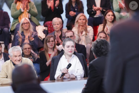 Exclusif - Claude Lelouch, Emilie Dequenne sur le plateau de l'émisson "C à vous" lors du 77ème Festival International du Film de Cannes le 15 mai 2024. L’année dernière, en octobre, Émilie Dequenne a annoncé sur son compte Instagram être atteinte d’un « cancer rare ». Malgré les craintes, six mois plus tard, elle a révélé être en rémission complète. Cette bonne nouvelle, elle l’avait partagée en avril 2024 sur son compte Instagram également. À cette occasion, elle a révélé sa « nouvelle coiffure » présentant des cheveux très courts et gris. Après cette bataille contre la maladie, Émilie Dequenne est revenue plus forte que jamais et l’a démontré en montant les marches. © Jack Tribeca / Bestimage  No Web - Belgique et Suisse 