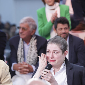 Exclusif - Anne-Elisabeth Lemoine, Claude Lelouch, Emilie Dequenne sur le plateau de l'émisson "C à vous" lors du 77ème Festival International du Film de Cannes le 15 mai 2024. L’année dernière, en octobre, Émilie Dequenne a annoncé sur son compte Instagram être atteinte d’un « cancer rare ». Malgré les craintes, six mois plus tard, elle a révélé être en rémission complète. Cette bonne nouvelle, elle l’avait partagée en avril 2024 sur son compte Instagram également. À cette occasion, elle a révélé sa « nouvelle coiffure » présentant des cheveux très courts et gris. Après cette bataille contre la maladie, Émilie Dequenne est revenue plus forte que jamais et l’a démontré en montant les marches. © Jack Tribeca / Bestimage  No Web - Belgique et Suisse 