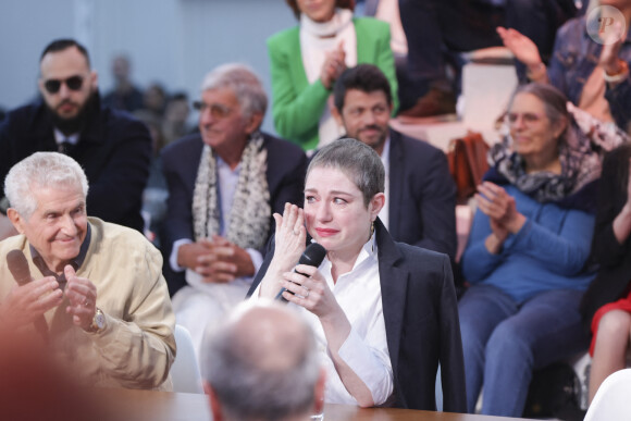 Exclusif - Anne-Elisabeth Lemoine, Claude Lelouch, Emilie Dequenne sur le plateau de l'émisson "C à vous" lors du 77ème Festival International du Film de Cannes le 15 mai 2024. L’année dernière, en octobre, Émilie Dequenne a annoncé sur son compte Instagram être atteinte d’un « cancer rare ». Malgré les craintes, six mois plus tard, elle a révélé être en rémission complète. Cette bonne nouvelle, elle l’avait partagée en avril 2024 sur son compte Instagram également. À cette occasion, elle a révélé sa « nouvelle coiffure » présentant des cheveux très courts et gris. Après cette bataille contre la maladie, Émilie Dequenne est revenue plus forte que jamais et l’a démontré en montant les marches. © Jack Tribeca / Bestimage  No Web - Belgique et Suisse 