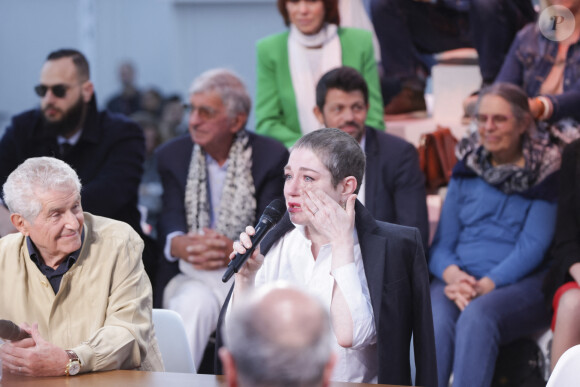 Exclusif - Anne-Elisabeth Lemoine, Claude Lelouch, Emilie Dequenne sur le plateau de l'émisson "C à vous" lors du 77ème Festival International du Film de Cannes le 15 mai 2024. L’année dernière, en octobre, Émilie Dequenne a annoncé sur son compte Instagram être atteinte d’un « cancer rare ». Malgré les craintes, six mois plus tard, elle a révélé être en rémission complète. Cette bonne nouvelle, elle l’avait partagée en avril 2024 sur son compte Instagram également. À cette occasion, elle a révélé sa « nouvelle coiffure » présentant des cheveux très courts et gris. Après cette bataille contre la maladie, Émilie Dequenne est revenue plus forte que jamais et l’a démontré en montant les marches. © Jack Tribeca / Bestimage  No Web - Belgique et Suisse 