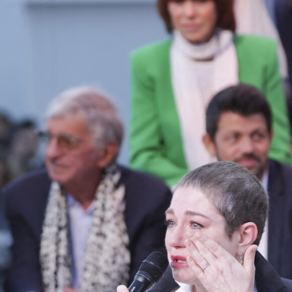 Exclusif - Anne-Elisabeth Lemoine, Claude Lelouch, Emilie Dequenne sur le plateau de l'émisson "C à vous" lors du 77ème Festival International du Film de Cannes le 15 mai 2024. L’année dernière, en octobre, Émilie Dequenne a annoncé sur son compte Instagram être atteinte d’un « cancer rare ». Malgré les craintes, six mois plus tard, elle a révélé être en rémission complète. Cette bonne nouvelle, elle l’avait partagée en avril 2024 sur son compte Instagram également. À cette occasion, elle a révélé sa « nouvelle coiffure » présentant des cheveux très courts et gris. Après cette bataille contre la maladie, Émilie Dequenne est revenue plus forte que jamais et l’a démontré en montant les marches. © Jack Tribeca / Bestimage  No Web - Belgique et Suisse 