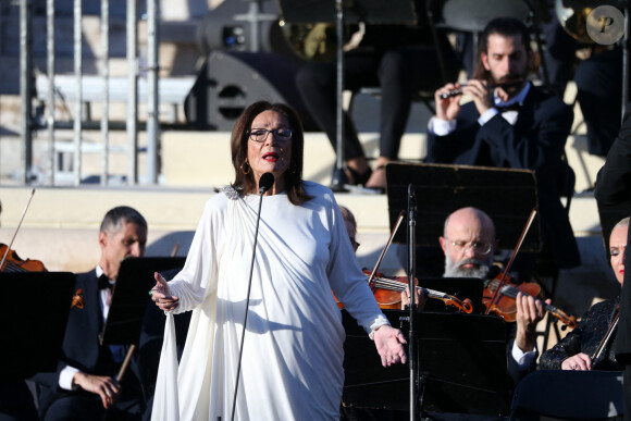 Ce conseil, l'artiste ne l'a jamais écouté et elle a bien fait : "Mes lunettes, c'est le masque avec lequel j'entre en scène" a-t-elle indiqué à "Le Point"
Nana Mouskouri chante les hymnes grec et français à la cérémonie de la flamme à Athènes en Grèce le 26 avril 2024 © Aristidis Vafeiadakis/ZUMA Press/Bestimage