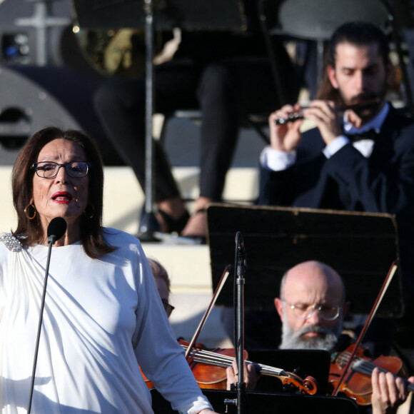 Ce conseil, l'artiste ne l'a jamais écouté et elle a bien fait : "Mes lunettes, c'est le masque avec lequel j'entre en scène" a-t-elle indiqué à "Le Point"
Nana Mouskouri chante les hymnes grec et français à la cérémonie de la flamme à Athènes en Grèce le 26 avril 2024 © Aristidis Vafeiadakis/ZUMA Press/Bestimage