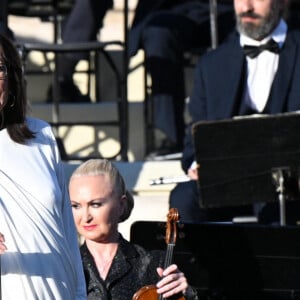 Nana Mouskouri - Passation de la flamme olympique de la Grèce à la France au stade panathénaïque d'Athènes, Grèce, le 26 avril 2024. © Nikos Zagas/Bestimage 