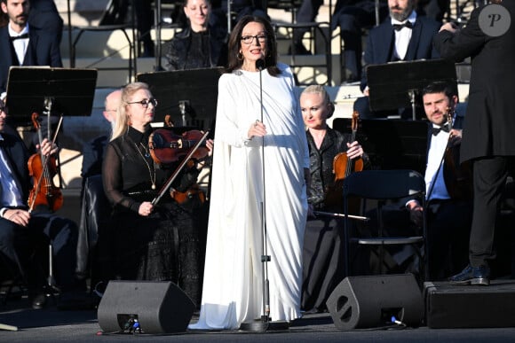 Nana Mouskouri - Passation de la flamme olympique de la Grèce à la France au stade panathénaïque d'Athènes, Grèce, le 26 avril 2024. © Nikos Zagas/Bestimage 