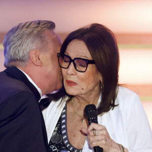 Roland Kaiser und Nana Mouskouri dans l'émission télévisée ARD "La Fête de l'Avent aux 100 000 lumières" au Centre des Congrès de Suhl, Allemagne, le 2 décembre 2023. © Action Press/Bestimage