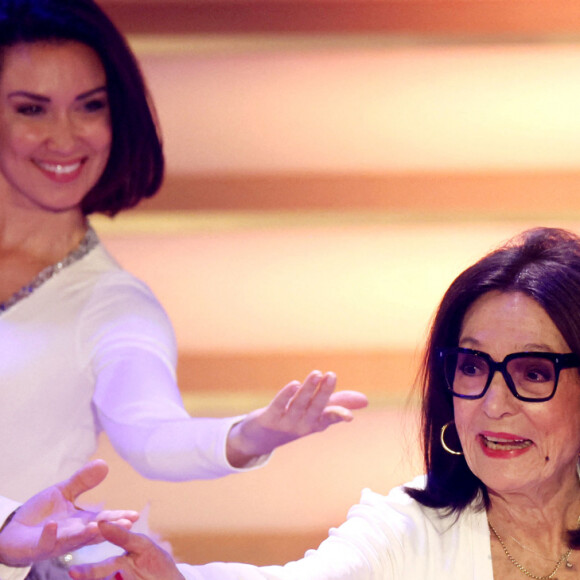 Un accessoire qu'on lui a pourtant conseillé d'oublier au début de sa carrière !
Nana Mouskouri dans l'émission télévisée ARD "La Fête de l'Avent aux 100 000 lumières" au Centre des Congrès de Suhl, Allemagne, le 2 décembre 2023. © Action Press/Bestimage