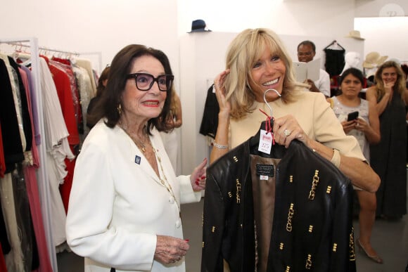 "Elles sont aussi une arme qui m'a toujours permis de cacher mes émotions, mes craintes, pour ne laisser filtrer de moi que ma voix."
Exclusif - Nana Mouskouri et Brigitte Macron (Présidente de la Fondation des Hôpitaux) - Brigitte Macron visite l'Exposition des robes de scènes de Nana Mouskouri à la Galerie Sabine Bayasli en vue de leur vente aux enchères (le 19 juin 2023) au profit de la Fondation des Hôpitaux dont elle est la présidente. Paris le 16 Juin 2023. © Bertrand Rindoff / Bestimage 