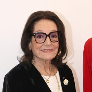 Exclusif - Nana Mouskouri admire avec émotion les robes qu'elle a portées sur les scènes du monde entier - Exposition des robes de scènes de Nana Mouskouri à la Galerie Sabine Bayasli en vue de leur Vente aux enchères (le 19 juin 2023) au profit de la Fondation des Hôpitaux. Paris le 13 Juin 2023. © Bertrand Rindoff / Bestimage 