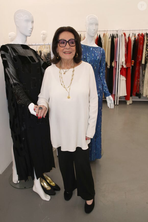 Exclusif - Nana Mouskouri admire avec émotion les robes qu'elle a portées sur les scènes du monde entier - Exposition des robes de scènes de Nana Mouskouri à la Galerie Sabine Bayasli en vue de leur Vente aux enchères (le 19 juin 2023) au profit de la Fondation des Hôpitaux. Paris le 13 Juin 2023. © Bertrand Rindoff / Bestimage 