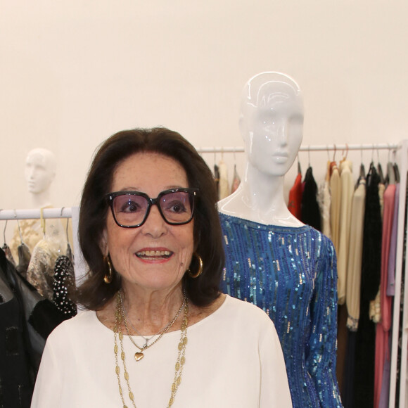 Exclusif - Nana Mouskouri admire avec émotion les robes qu'elle a portées sur les scènes du monde entier - Exposition des robes de scènes de Nana Mouskouri à la Galerie Sabine Bayasli en vue de leur Vente aux enchères (le 19 juin 2023) au profit de la Fondation des Hôpitaux. Paris le 13 Juin 2023. © Bertrand Rindoff / Bestimage 